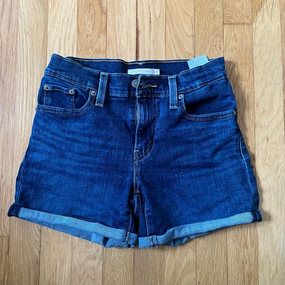 EUC Levi’s mid length shorts, medium wash, size 26 - Picture 2 of 5